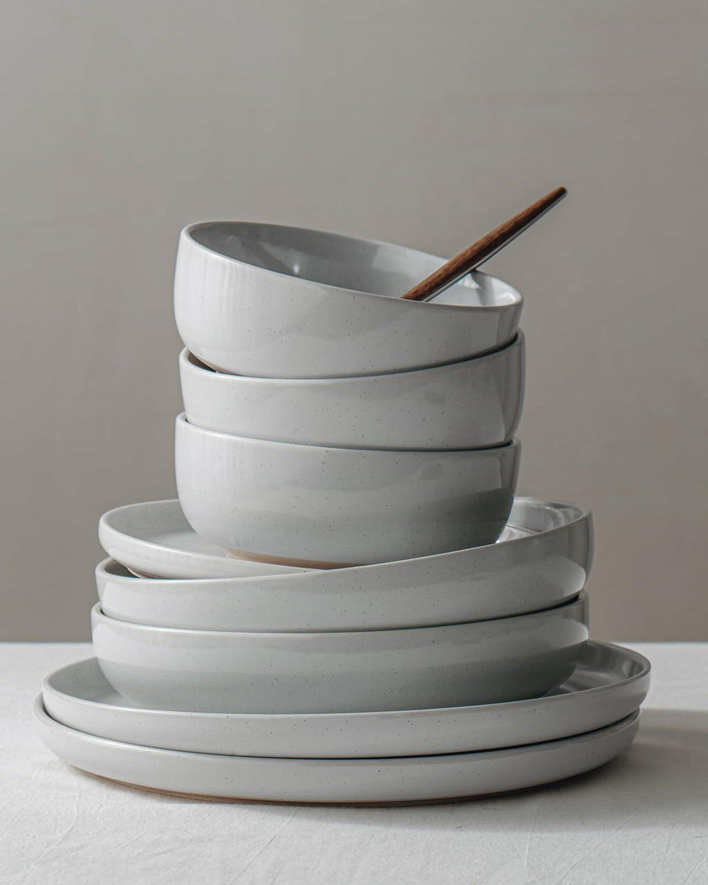 Famiware Milkyway 18-Piece Stoneware Dinnerware Set, Light Gray