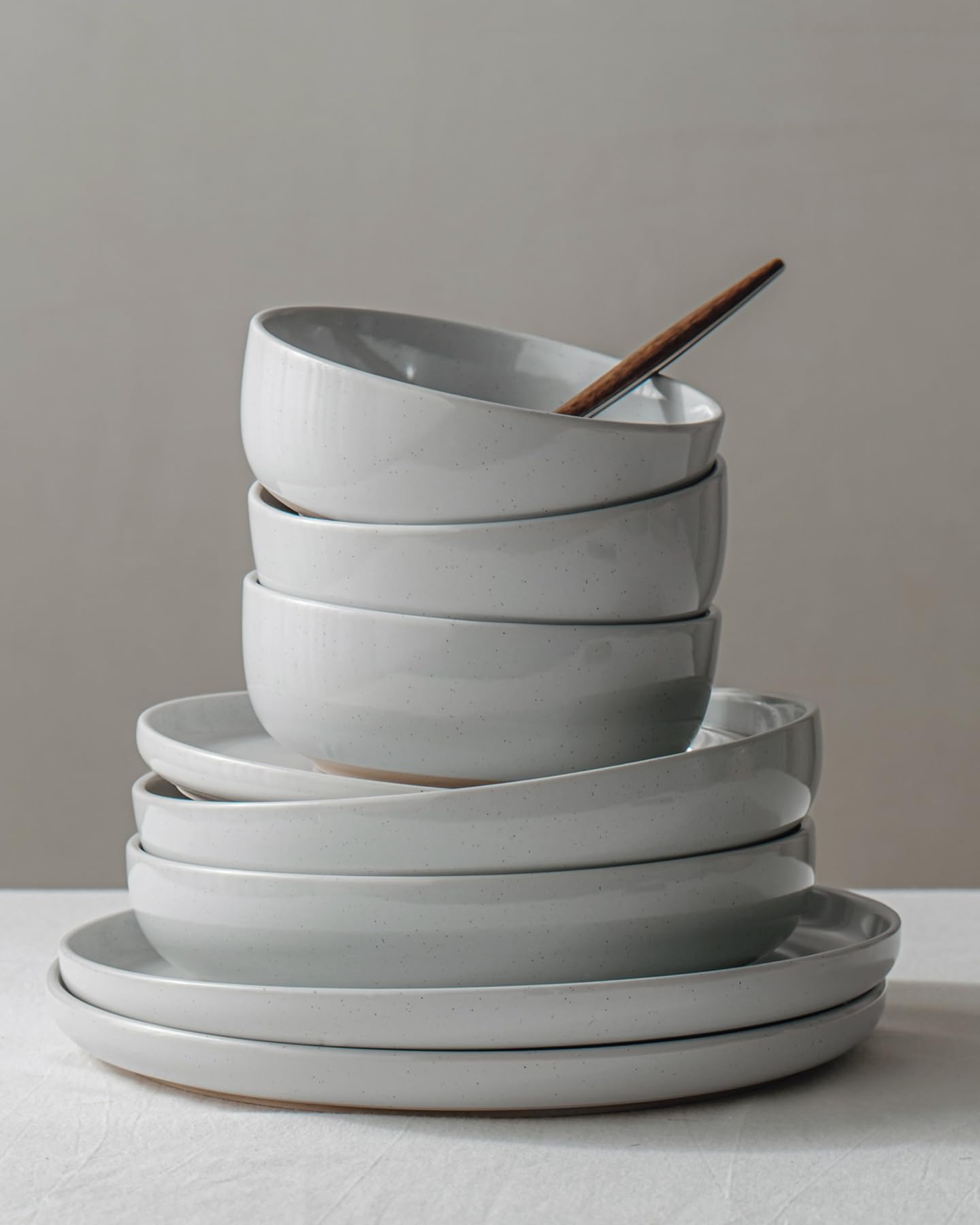 Famiware Milkyway 18-Piece Stoneware Dinnerware Set, Light Gray